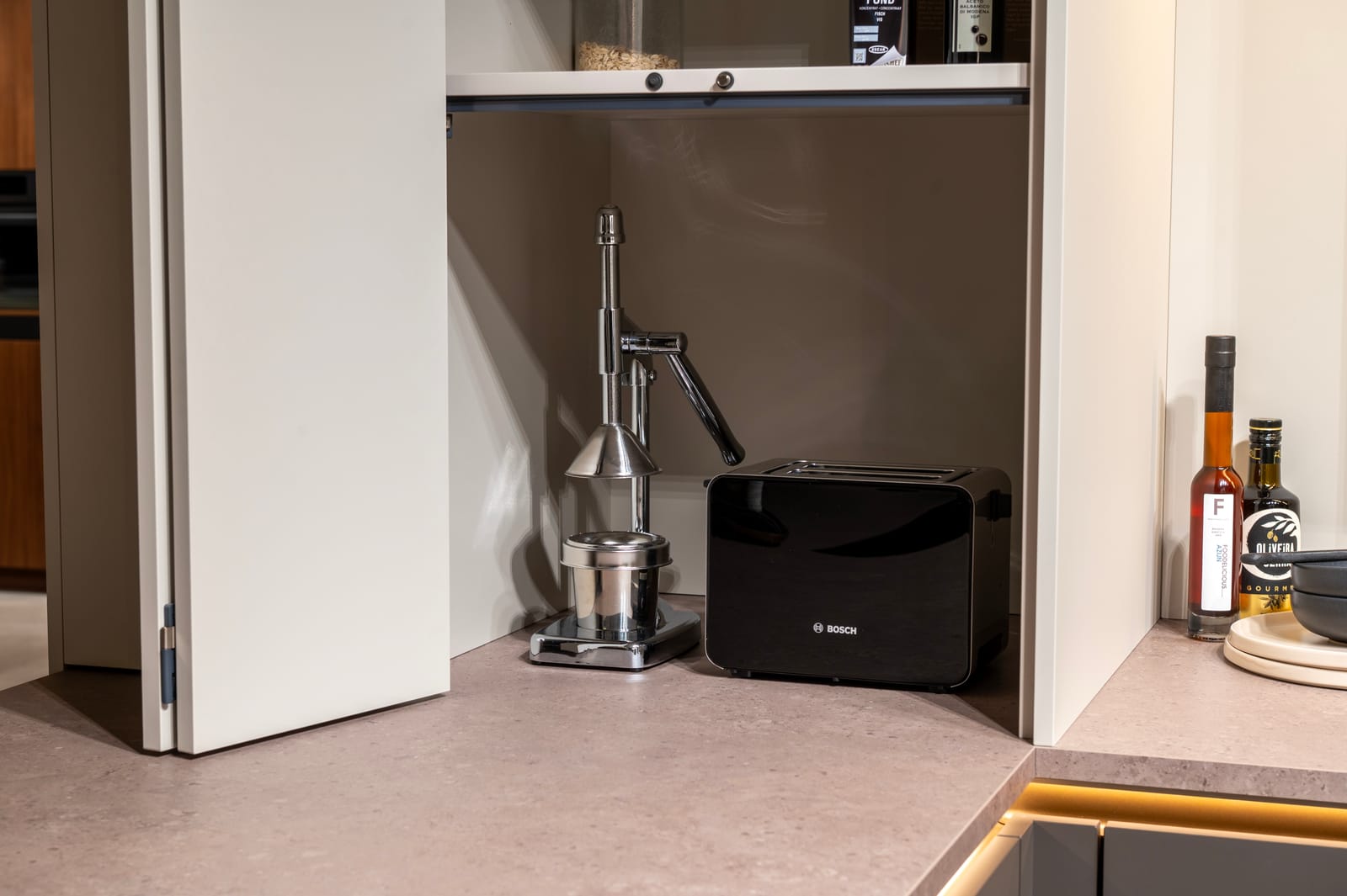 Apparatenkast met inklapdeuren voor keukenapparatuur