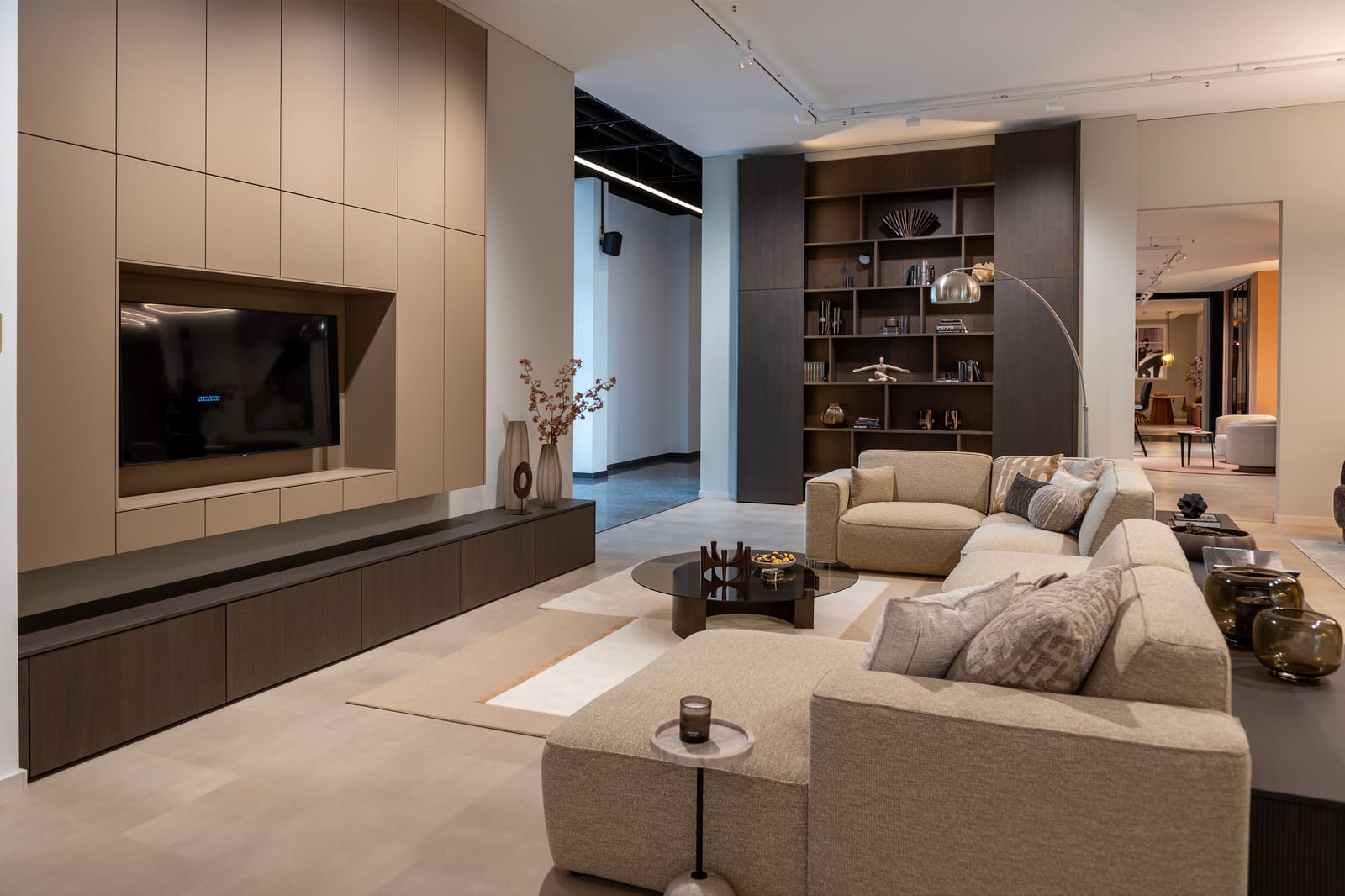 Woonkamer met tv-wand in hetzelfde front als de keuken