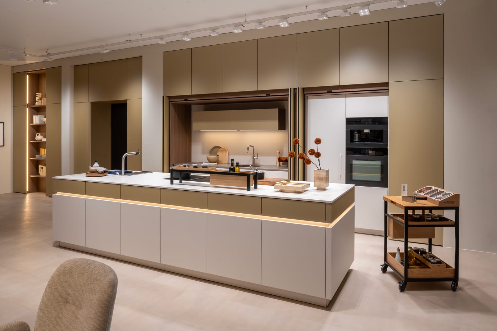 Greige keuken met kookeiland en LED-verlichting, Ballerina collectie 2026