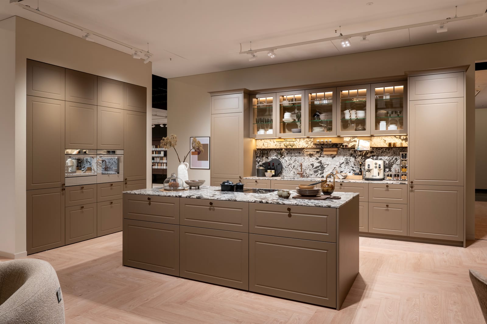 Landelijk moderne keuken in taupe met kaderfronten en kookeiland