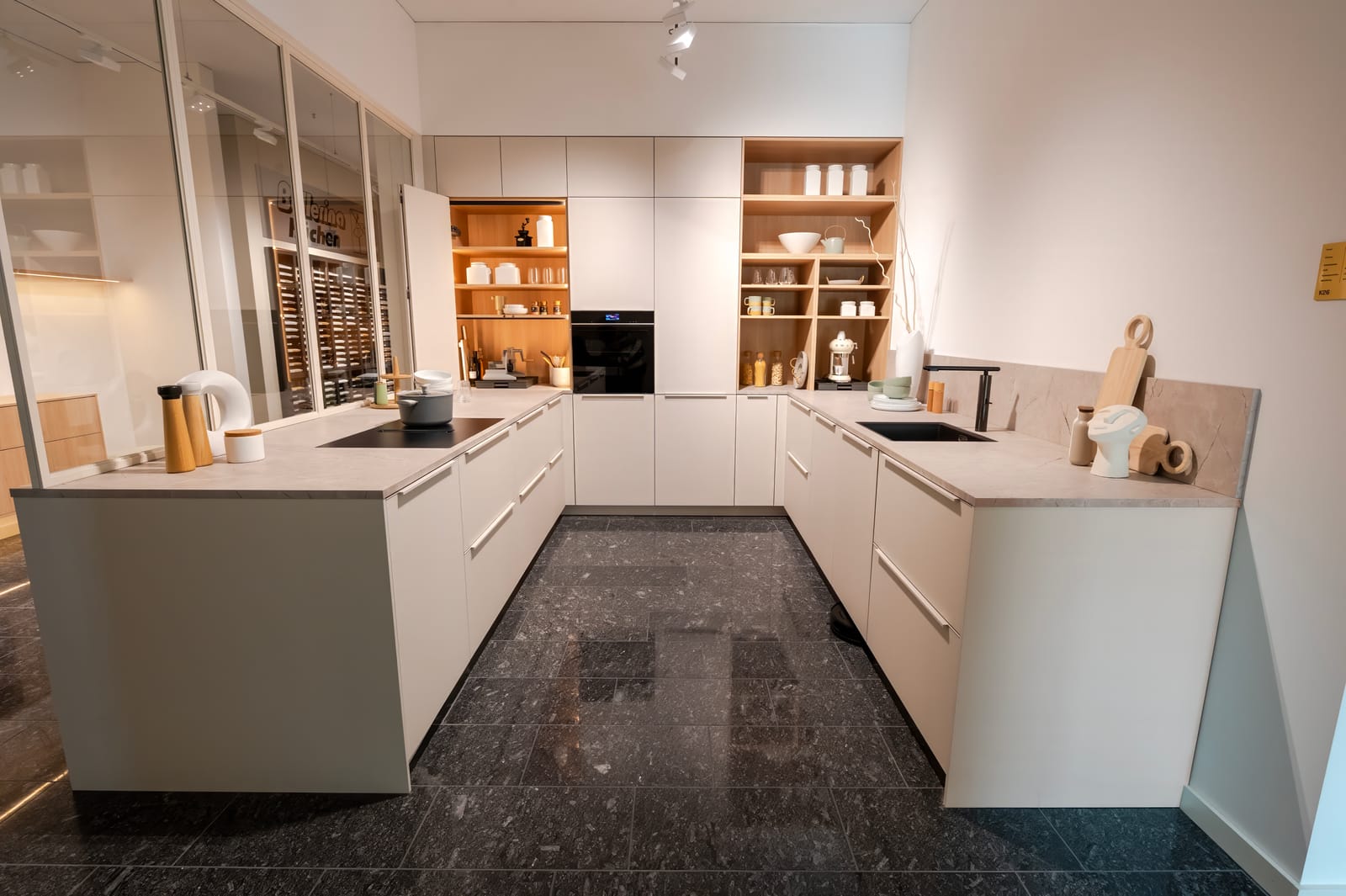 Lichte U-keuken in zandkleur met open eikenhouten kasten