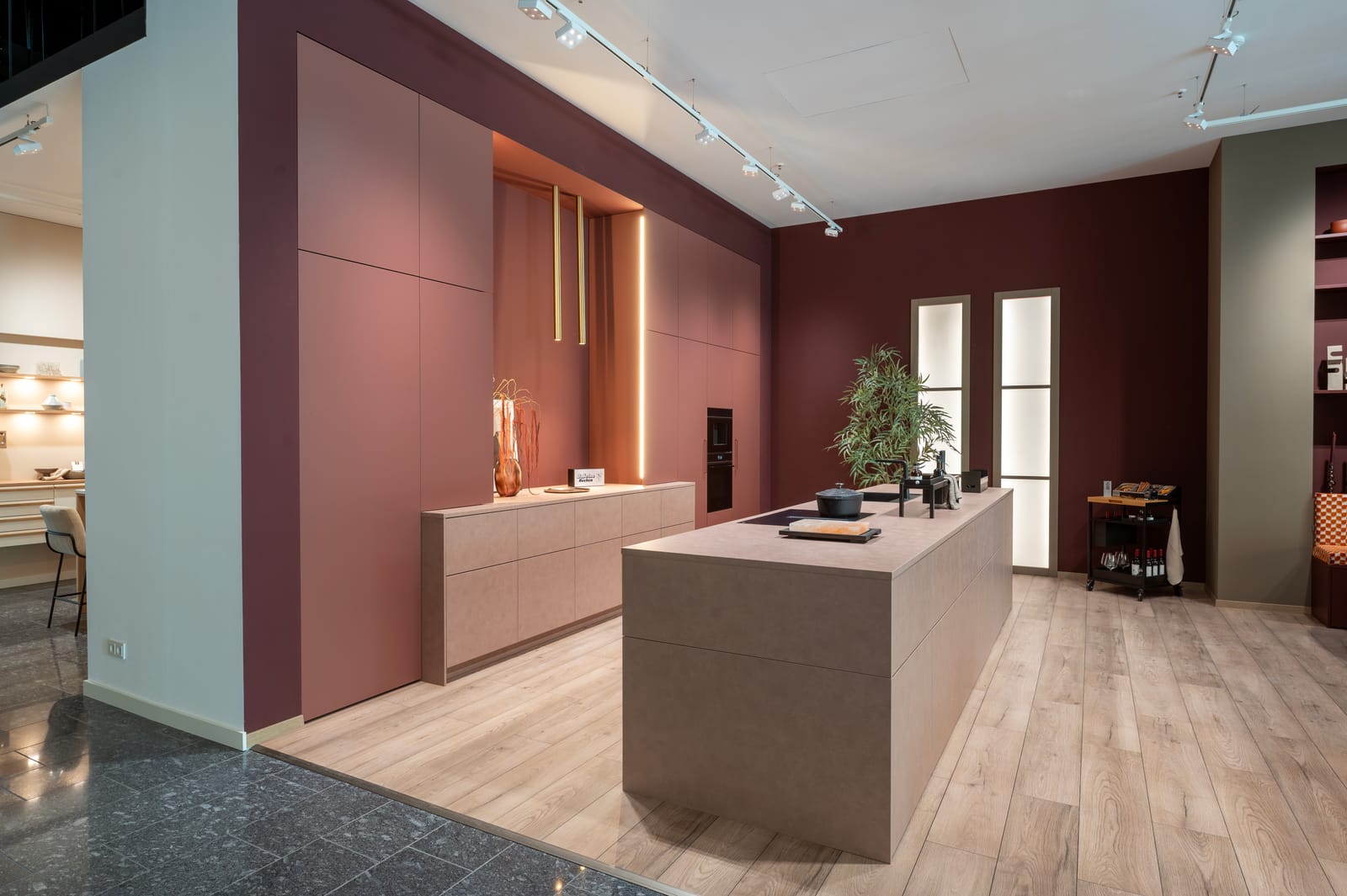Terracotta keuken met kookeiland en hoge kasten