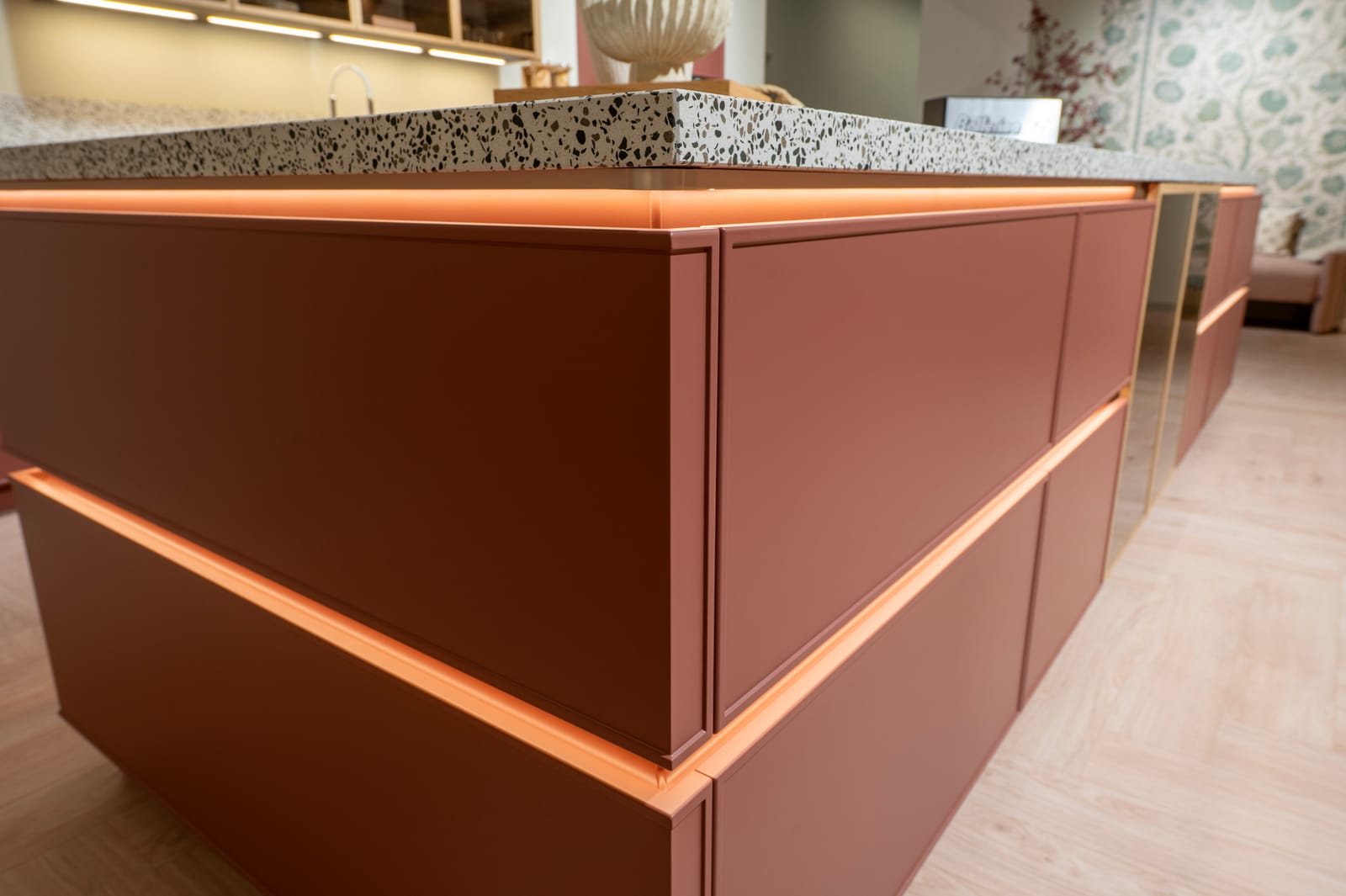 Terracotta fronten met lichtlijn en terrazzo werkblad