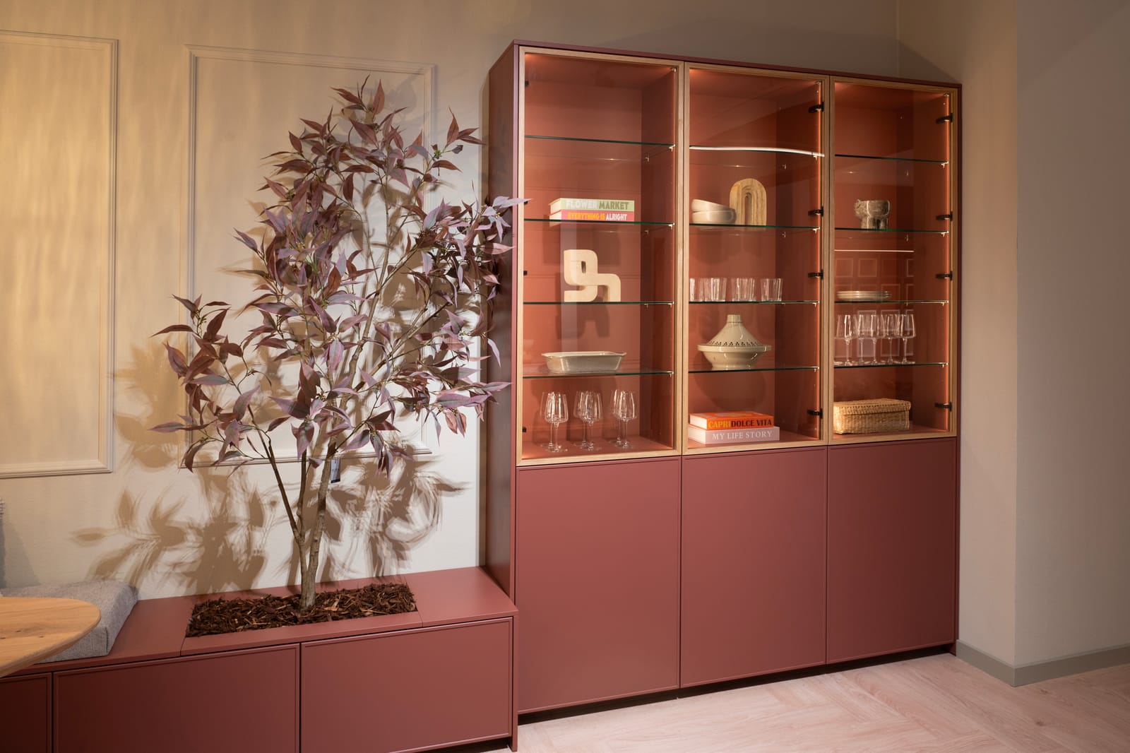 Terracotta vitrinekast met glazen deuren